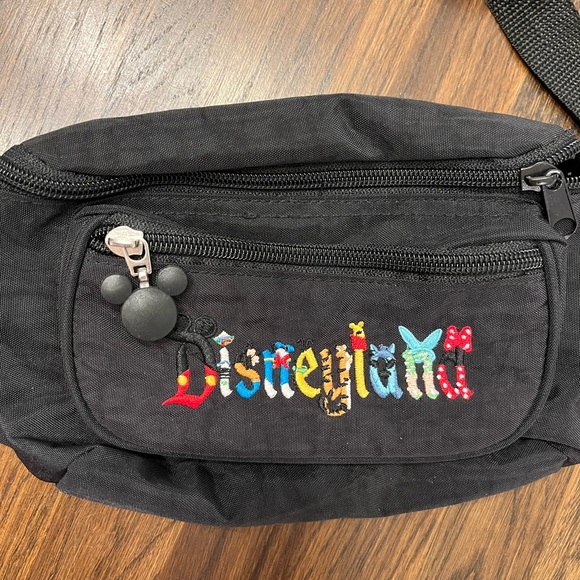 Disneyland Fanny Pack embroidered logo on black - Picture 2 of 7
